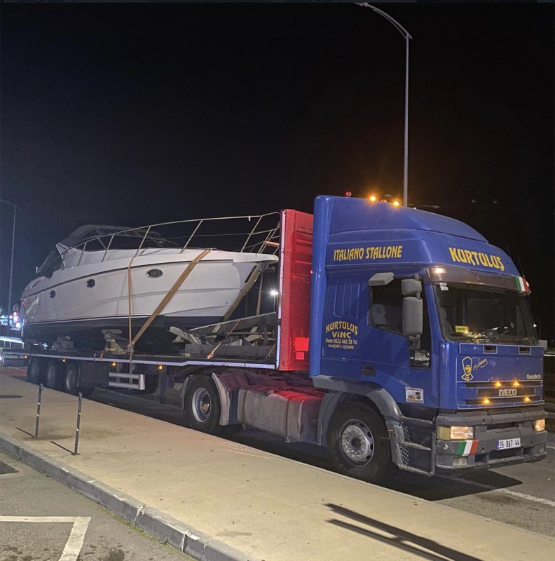 Kurtuluş Vinç tırı ile gece tekne taşıma operasyonu